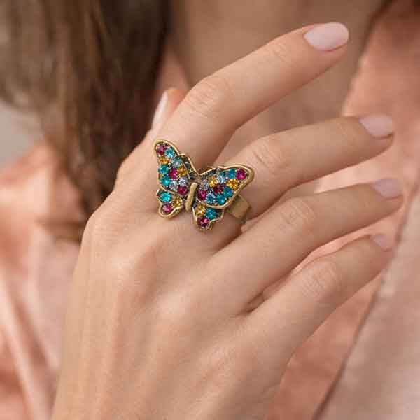 Anillo Mariposa Arcoíris de cristal Swarovski lucido en mano