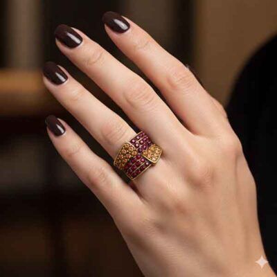 Anillo Nudo Áurea marrón y granate con cristal Swarovski en mano
