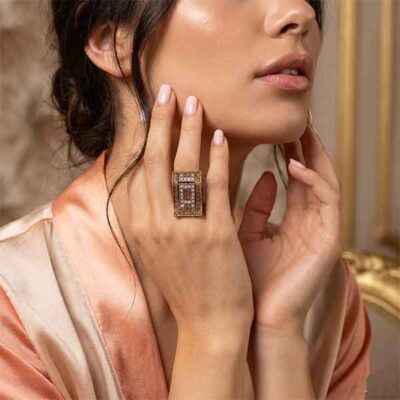 Anillo Onda Áurea artesanal con cristal Swarovski lucido en mano
