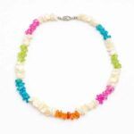 Collar de nácar multicolor hecho a mano con chips de nácar blanco y cristal de colores