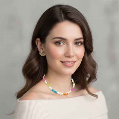 Collar de nácar multicolor puesto en modelo, joya artesanal luminosa y delicada