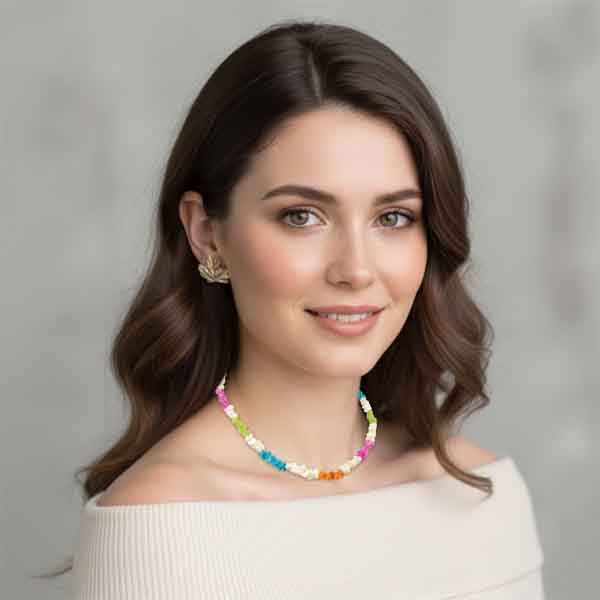 Collar de nácar multicolor puesto en modelo, joya artesanal luminosa y delicada
