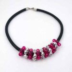 Collar Naira fucsia y plata con cordón negro y bolas facetadas