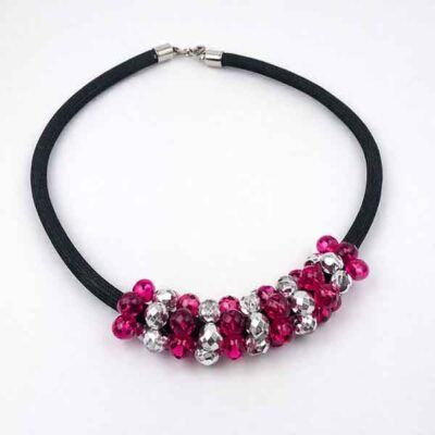 Collar Naira fucsia y plata con cordón negro y bolas facetadas