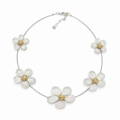 Collar corto con flores de metal en tonos plata y oro sobre fondo blanco