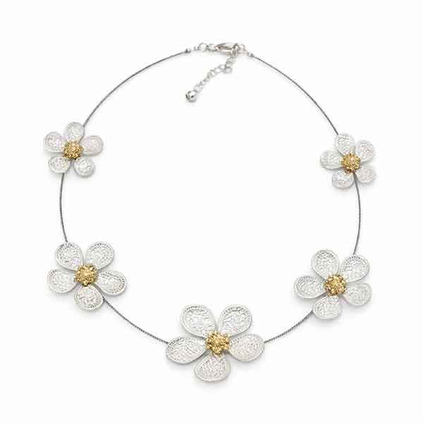 Collar corto con flores de metal en tonos plata y oro sobre fondo blanco