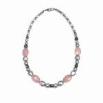 Collar artesanal de cuarzo rosa y perlas grises plata sobre fondo blanco