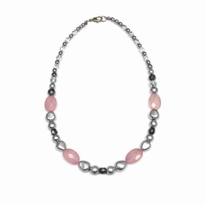 Collar artesanal de cuarzo rosa y perlas grises plata sobre fondo blanco