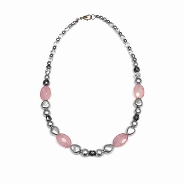 Collar de cuarzo rosa y perlas grises plata hecho a mano Collar artesanal de cuarzo rosa y perlas grises plata sobre fondo blanco