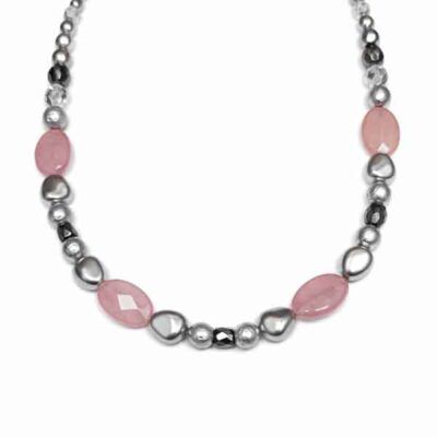 Collar artesanal de cuarzo rosa y perlas grises plata sobre fondo blanco
