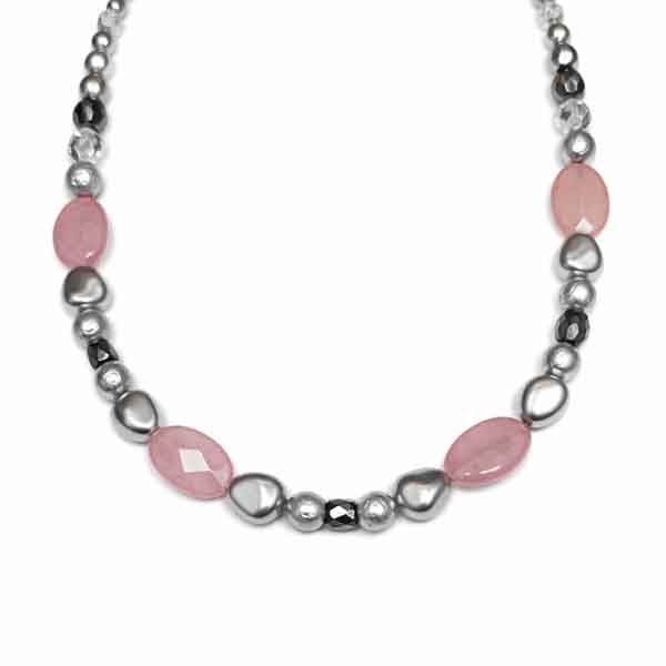 Collar artesanal de cuarzo rosa y perlas grises plata sobre fondo blanco