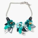 Collar flores turquesa y plata con flores de resina y hojas metálicas