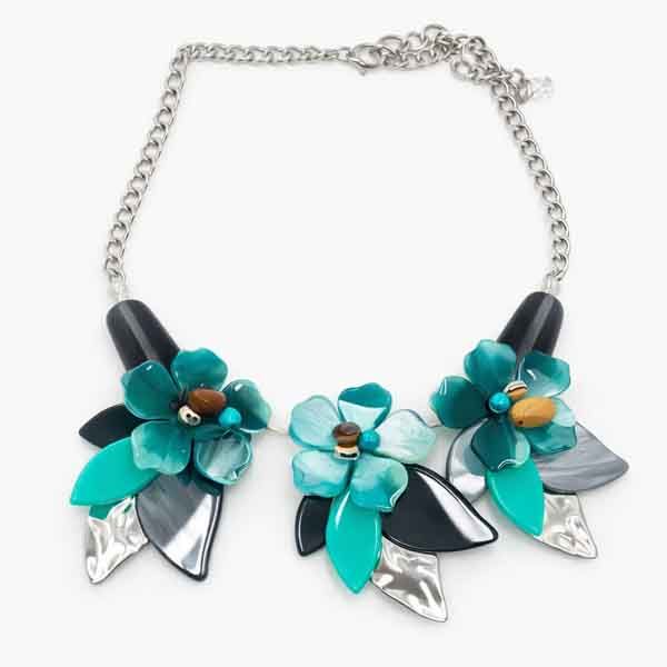 Collar flores turquesa y plata con flores de resina y hojas metálicas
