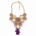 Collar rosa boho con piezas circulares doradas y flecos morados