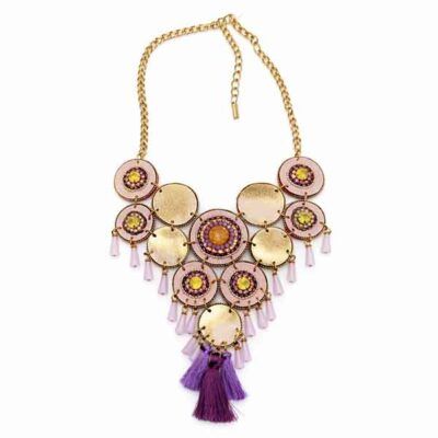 Collar rosa boho con piezas circulares doradas y flecos morados