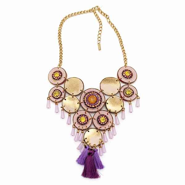 Collar rosa boho con piezas circulares doradas y flecos morados