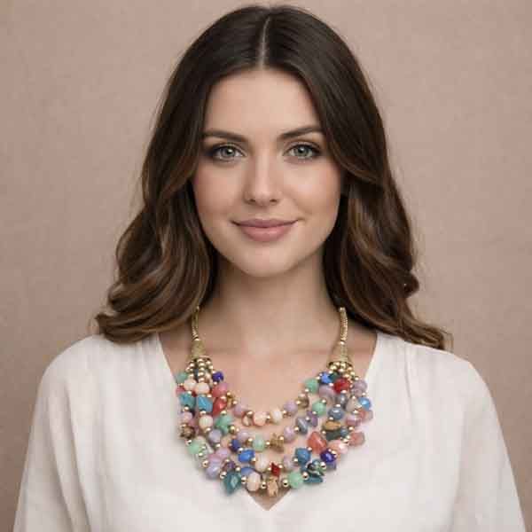 Collar boho piedras multicolor puesto en modelo