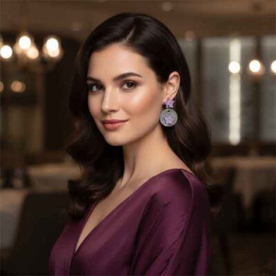 Pendientes artesanales de estrellas en color lila puestos en modelo con vestido elegante