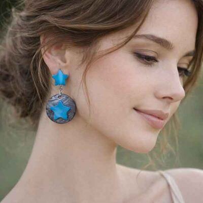 Pendientes de nácar artesanales con estrella turquesa lucidos por modelo