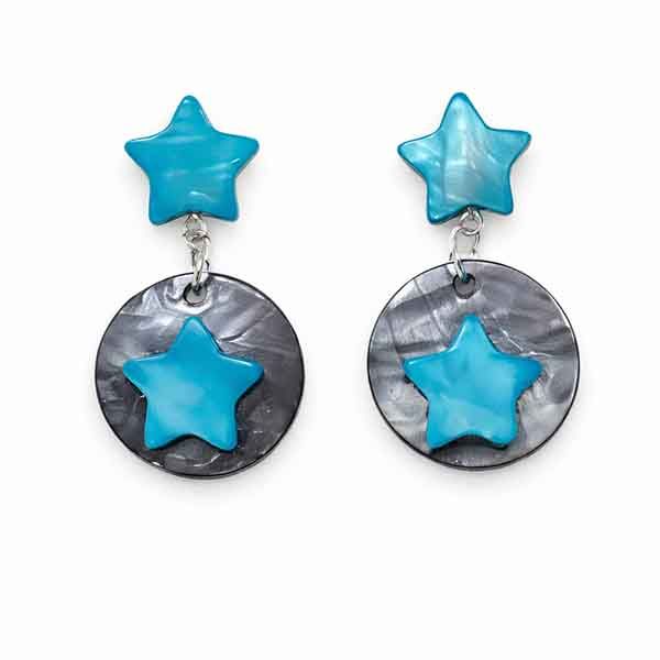 Pendientes de nácar artesanales con estrella turquesa y base en plata sobre fondo blanco