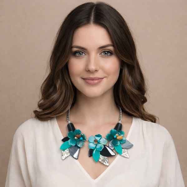 Collar flores turquesa y plata de resina puesto en modelo
