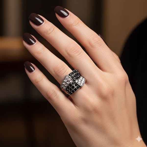 Anillo Nudo Áurea de cristal Swarovski lucido en mano