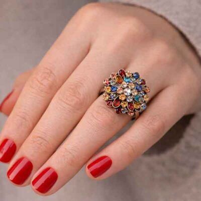 Anillo artesanal de cristal Swarovski multicolor de seis pétalos regulable en mano