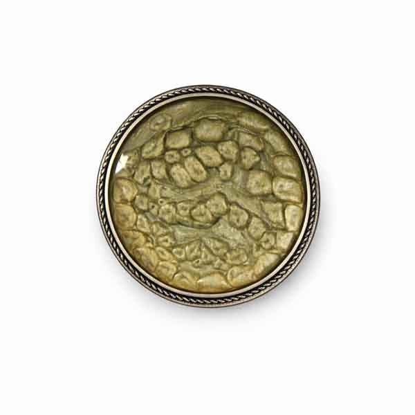 Broche artesanal redondo en tonos oliva y dorado Broche redondo artesanal en tonos oliva y dorado con textura orgánica y marco metálico plateado