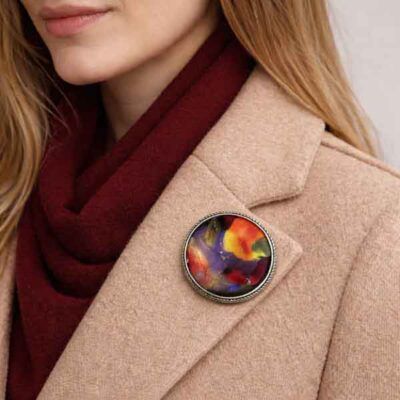 Broche artesanal único Roma en la solapa de un abrigo de mujer