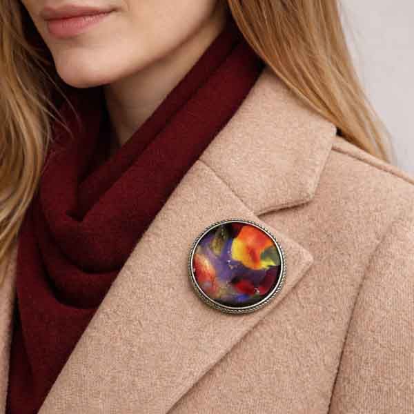 Broche artesanal único Roma en la solapa de un abrigo de mujer