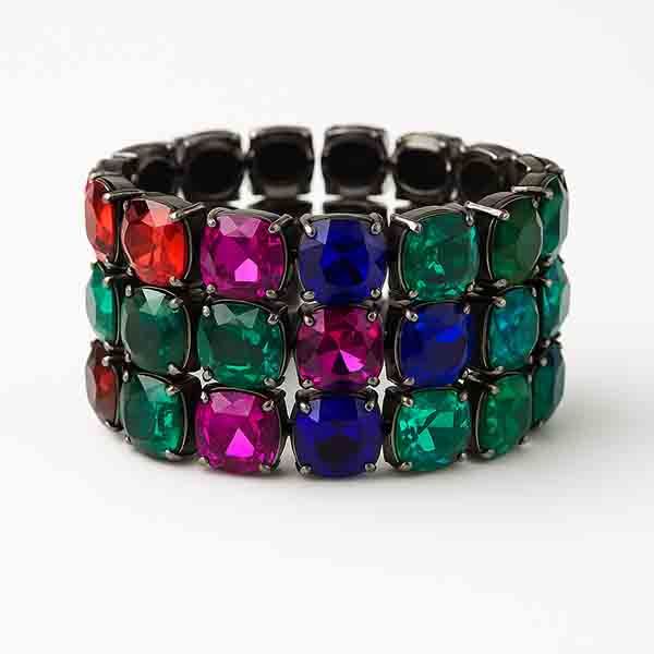 Brazalete Arcoíris elástico con piedras multicolor sobre base oscura y acabado brillante.