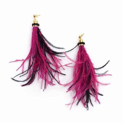 Pendientes de plumas Mahi artesanales en tonos fucsia y negro con detalle dorado