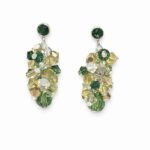 Pendientes artesanales verdes y amarillos con cristales y base plateada sobre fondo blanco