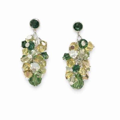 Pendientes artesanales verdes y amarillos con cristales y base plateada sobre fondo blanco