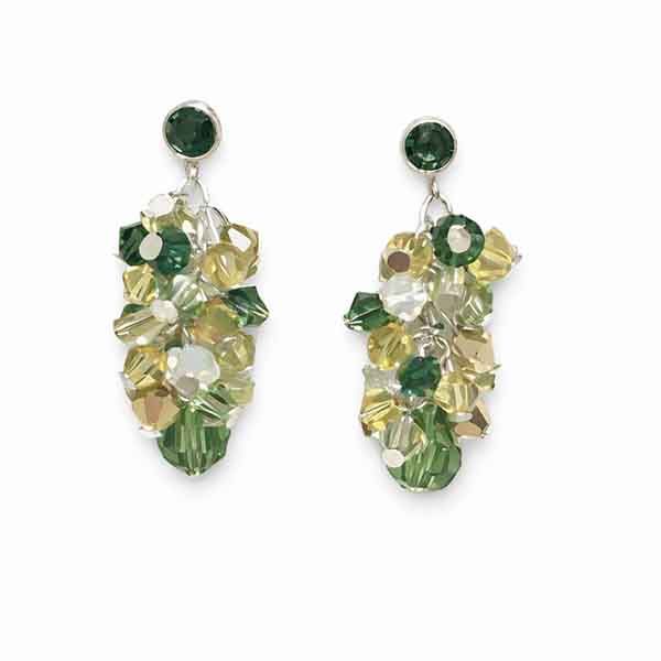 Pendientes artesanales verdes y amarillos con cristales y base plateada sobre fondo blanco