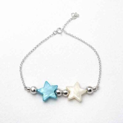 Pulsera de plata con estrellas de nácar azul y blanca sobre fondo blanco