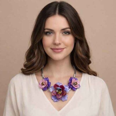 Collar flores moradas y rosas de resina puesto en modelo