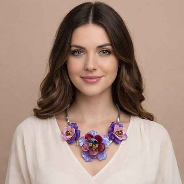Collar flores moradas y rosas de resina puesto en modelo