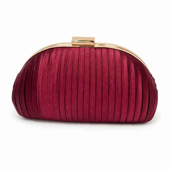Bolso de fiesta pequeño en raso plisado vino modelo Sara llevado por invitada en evento elegante
