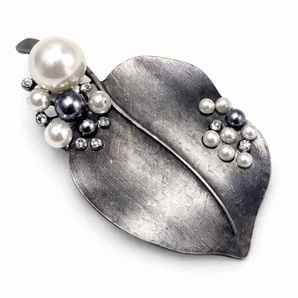 Broche Selene de hoja en plata vieja con perlas Broche de hoja en plata vieja con perlas en tonos gris y blanco sobre fondo claro
