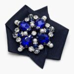 Broche azul elegante con cristales y perlas en tonos plateados