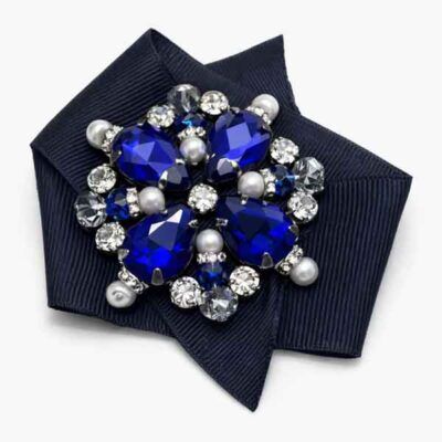Broche azul elegante con cristales y perlas en tonos plateados