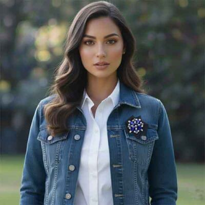 Broche azul marino con cristales colocado en chaqueta vaquera de mujer
