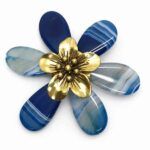 Broche de flor azul con piedra natural y centro dorado