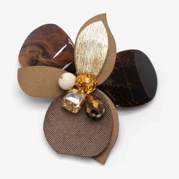 Broche flor camel y dorado en cuero y resina Broche flor camel y dorado en cuero y resina con detalles marrón