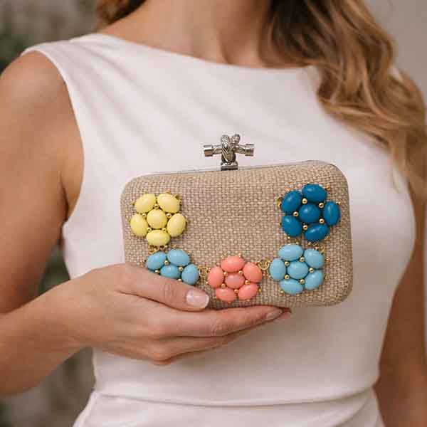 Clutch Marga Flores beige con aplicaciones florales multicolor en look de invitada