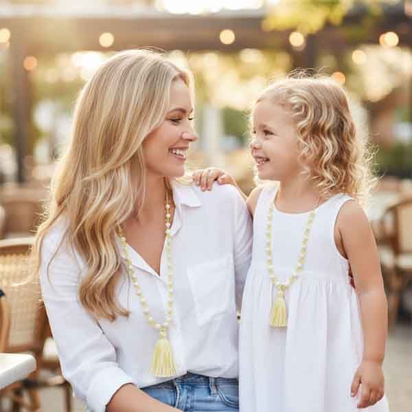 Madre y niña pequeña con collares modelo Andrea