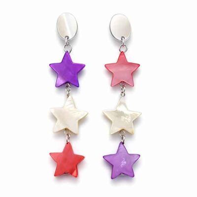 Pendientes Amelia artesanales con estrellas de nácar en blanco, morado y rojo y cabezal de plata de ley