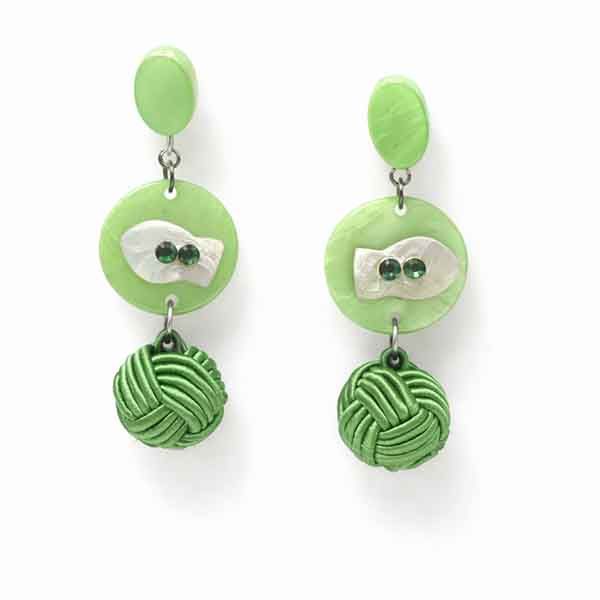 Pendientes Gabriela artesanales en tonos verdes hechos a mano con bola trenzada