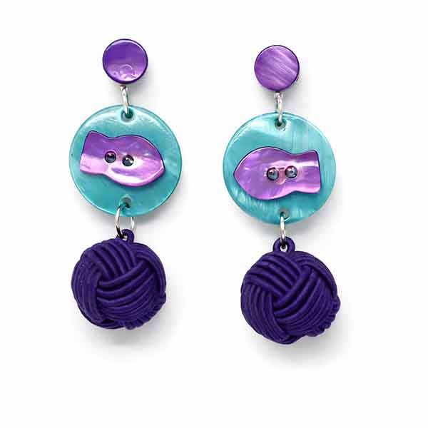 Pendientes Gabriela artesanales morado y turquesa Pendientes Gabriela artesanales en tonos morado y turquesa hechos a mano con bola trenzada
